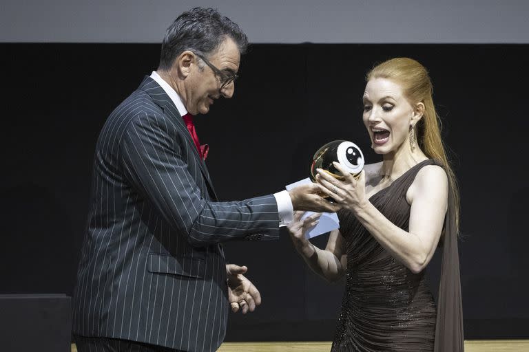 Jessica Chastain participó de la 19th edición del Festival de Cine de Zurich y recibió el Golden Icon Award de la mano del director Christian Jungen