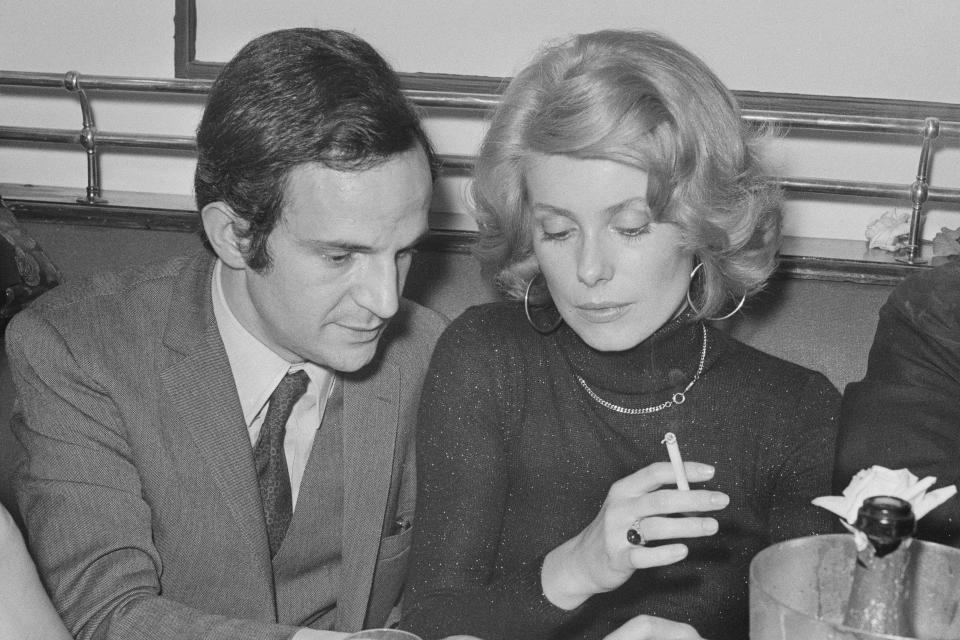 Débutée sur le tournage de <em>La Sirène du Mississipi, </em>l’histoire d’amour entre Catherine Deneuve et François Truffaut dure pendant deux années. Le cinéaste vouvoie la comédienne, et la surnomme Kathe. À l’été 1969, ils décident de vivre ensemble. Leur séparation, aussi secrète que leur couple, est d’une violence inouïe pour François Truffaut et provoque son hospitalisation. "<em>En janvier 1971, il est en cure de sommeil, assommé d’antidépresseurs, accroché à ses remontants, ses</em> ‘pilules multicolores‘", peut-on lire dans Libération en 2004. Pour remonter la pente, le cinéaste va se focaliser sur la préparation de son prochain film, <em>Les deux Anglaises et le continent </em>(1971). La même année, Catherine Deneuve rencontre Marcello Mastroianni, acteur phare du cinéma italien, sur le tournage de <em>Liza</em>. Un an plus tard, le 28 mai 1972, leur fille Chiara voit le jour. <em>(Photo by Michel Ginfray/Sygma/Sygma via Getty Images)</em>