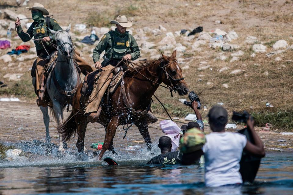 Mounted U.S. Border Patrol agents attempt to contain migrants as they cross the Rio Grande from Ciudad AcuÃ±a, Mexico, into Del Rio, Texas, Sept. 19, 2021 (AP)