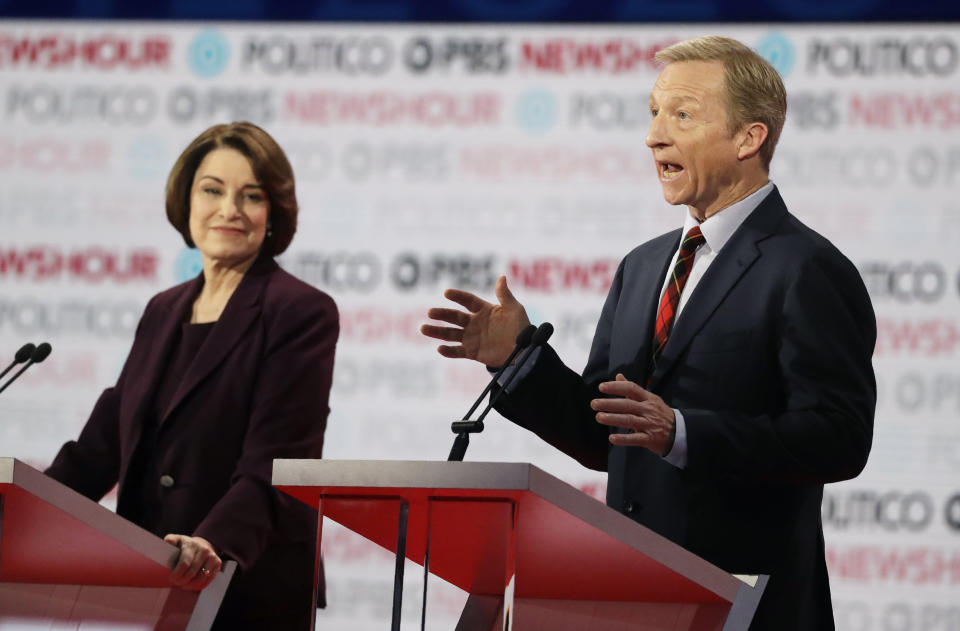 Tom Steyer y Amy Klobuchar en un debate demócrata. (AP Photo/Chris Carlson)