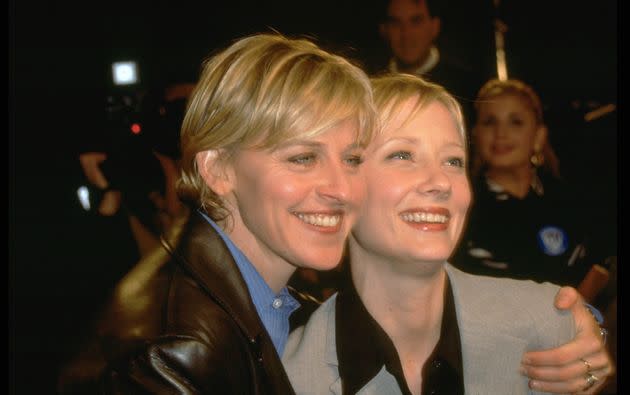 Ellen DeGeneres (left) and Anne Heche in 1998. (Photo: Ronald Siemoneit via Getty Images)