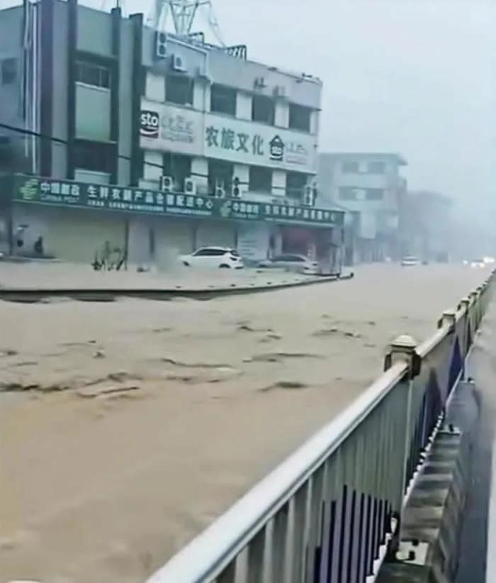 <strong>廣東全省13地發布暴雨預警，多地道路淹成河。（圖／翻攝微博）</strong>