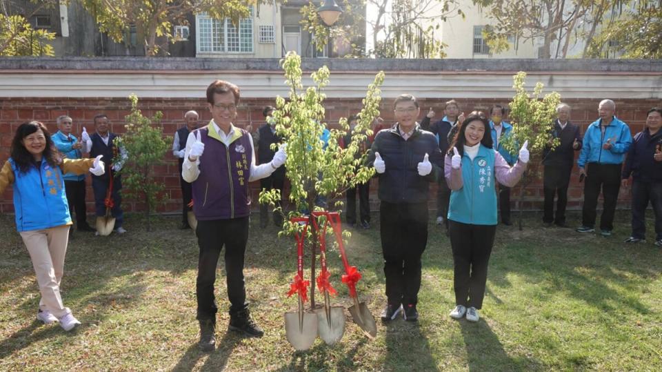 ▲彰化縣副縣長林田富、鹿港鎮長許志宏、立委陳秀寳，以及縣議員凃淑媚等多位代表出席鹿港鎮植樹節活動，一起種下愛護地球的樹苗。（記者林明佑攝）