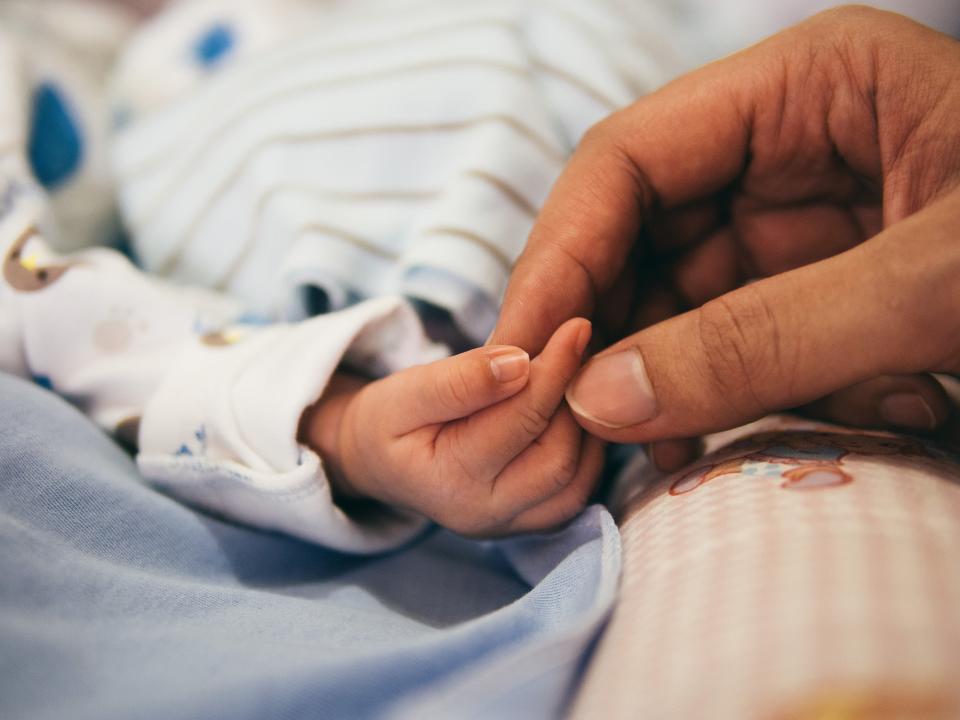 Acunar y cantar al bebé, acariciarlo, favorecer el contacto piel con piel y el colecho son medidas que ayudan a minimizar los efectos de una depresión posparto. (Foto: Getty)