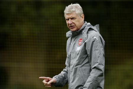 Britain Soccer Football - Arsenal Training - Arsenal Training Ground - 27/9/16 Arsenal manager Arsene Wenger during training Action Images via Reuters / Andrew Couldridge Livepic