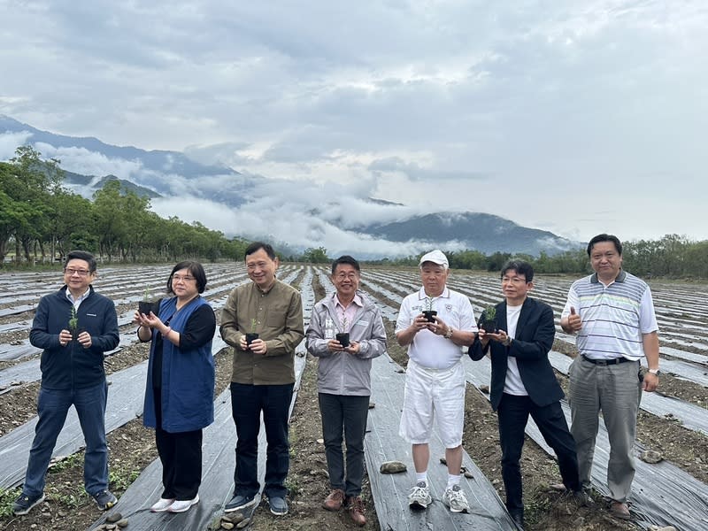 東縣府打造全台最大薰衣草田 台東縣政府與Blueseeds芙彤園合作，將在池上鄉打造 全台最大7.8公頃薰衣草田，25日舉行下苗儀式，副縣 長王志輝（左3）、池上鄉長林建宏（中）出席參 與。 （台東縣政府提供） 中央社記者盧太城台東傳真  113年4月25日 