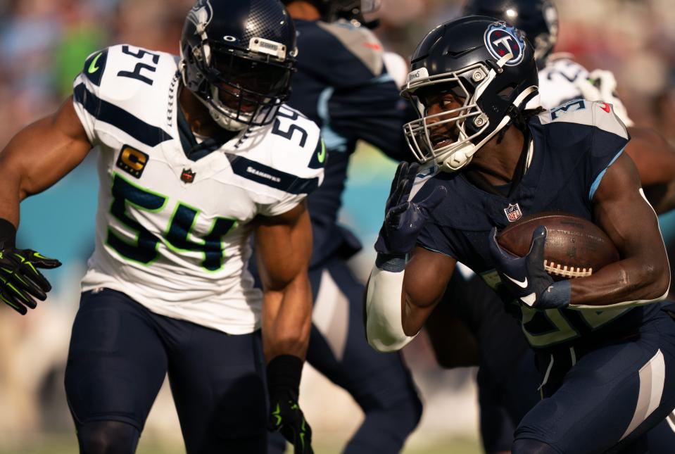 Seahawks linebacker Bobby Wagner (54) attempts to tackle Titans running back Tyjae Spears.