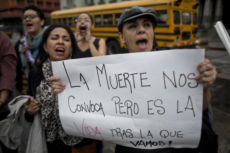 Con el lema “Miércoles Negro” el grupo “Ni Una Menos” y otras 50 organizaciones llamaron a que las mujeres se vistan de luto y alcen su voz contra la incesante violencia machista con un paro de actividades de una hora, y a posteriores movilizaciones en Buenos Aires y decenas de ciudades de Argentina.