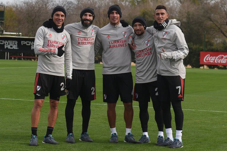 Una postal de entrenamiento: Maidana, Pinola y Casco (más Suárez y Pérez, en la foto), deben pelearla desde atrás