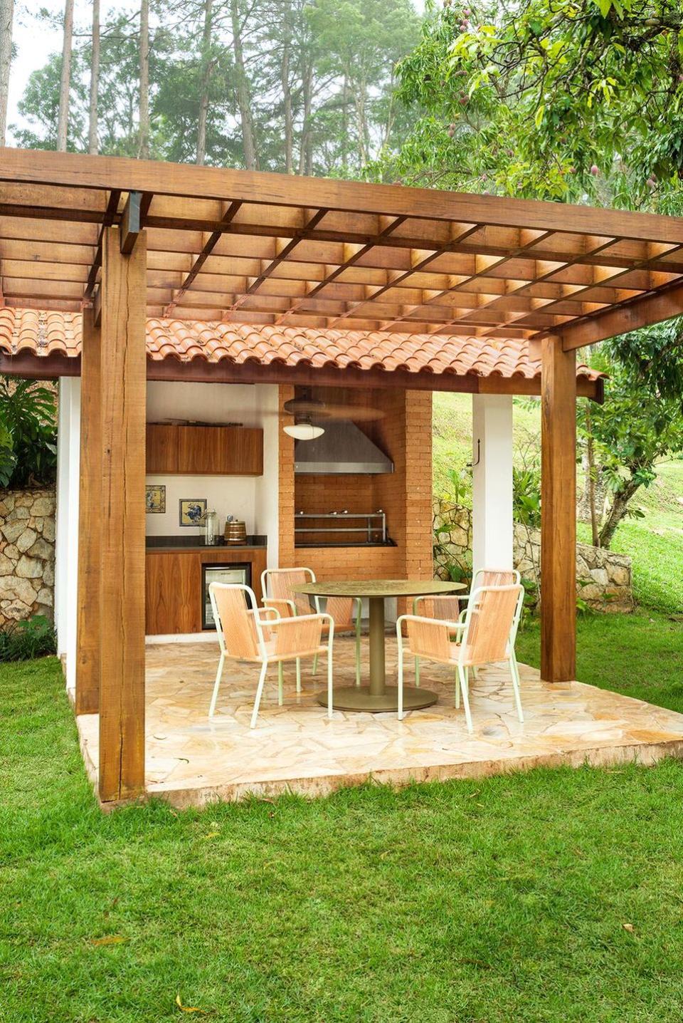 standalone outdoor bar and outdoor kitchen