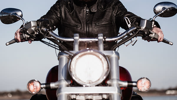 Motociclista da una lección de civismo en plena vía pública. Foto: Vasily Pindyurin / Getty images.