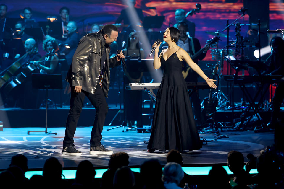 Angela Aguilar y Pepe Aguilar en el homenaje a Laura Pausini en los Latin Grammy de 2023 (Aldara Zarraoa/Getty Images)