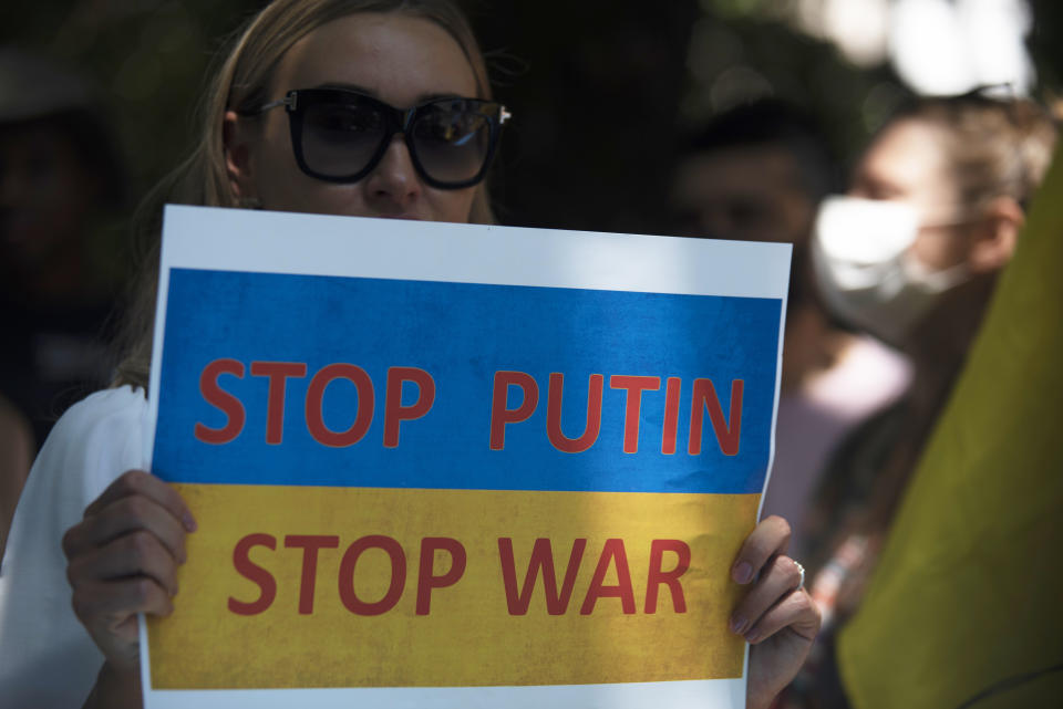 Ukrainians, Russians, Brazilians gather in front of the Russian consulate in Leblon.