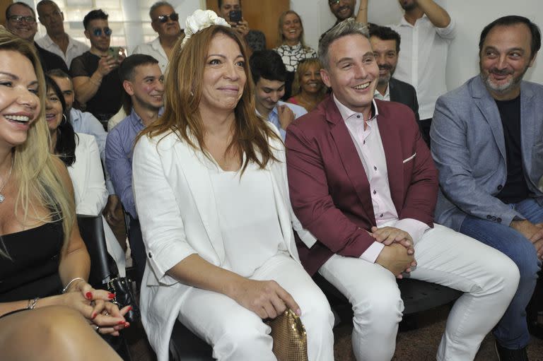 Lizy Tagliani y Sebastián Nebot escuchando al juez