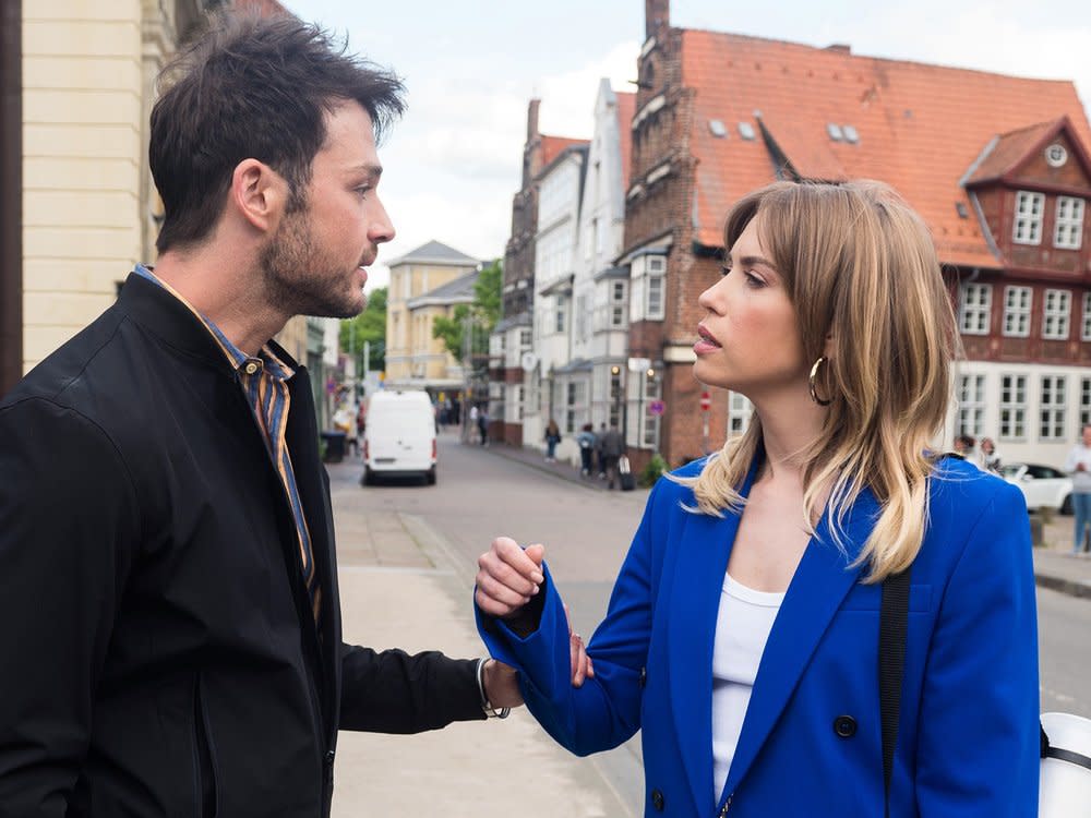 "Rote Rosen": Philip lenkt widerwillig ein, als Amelie ihn wegen seiner Investition emotional unter Druck setzt. (Bild: NDR/ARD/Nicole Manthey)