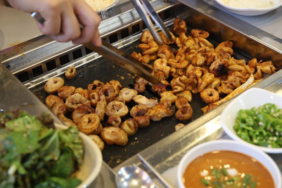 烤腸是台灣旅客票選的韓國美食第一名。