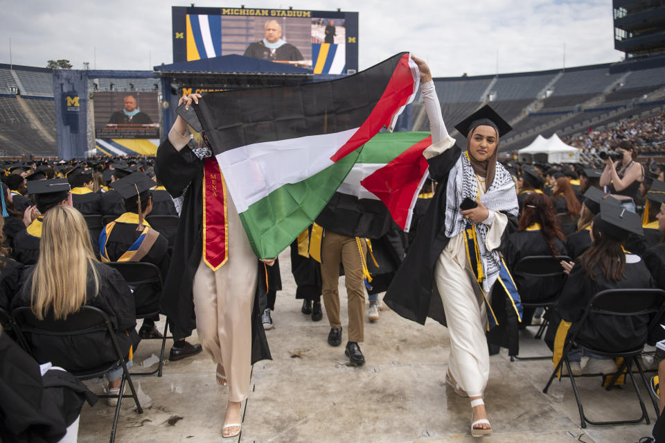 Manifestantes propalestinos protestan durante la ceremonia de graduación de la Universidad de Michigan, en el Estadio Michigan, en Ann Arbor, Michigan, el sábado 4 de mayo de 2024. (Katy Kildee/Detroit News vía AP)