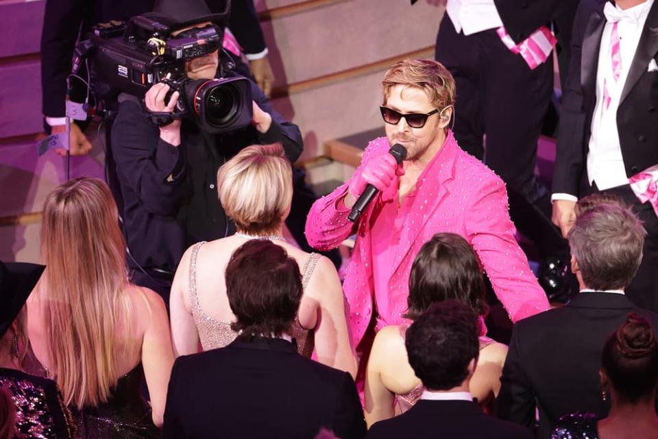 沒能得獎一樣成為焦點！Ryan Gosling 一身粉紅登場奧斯卡，還有肯尼們伴舞！