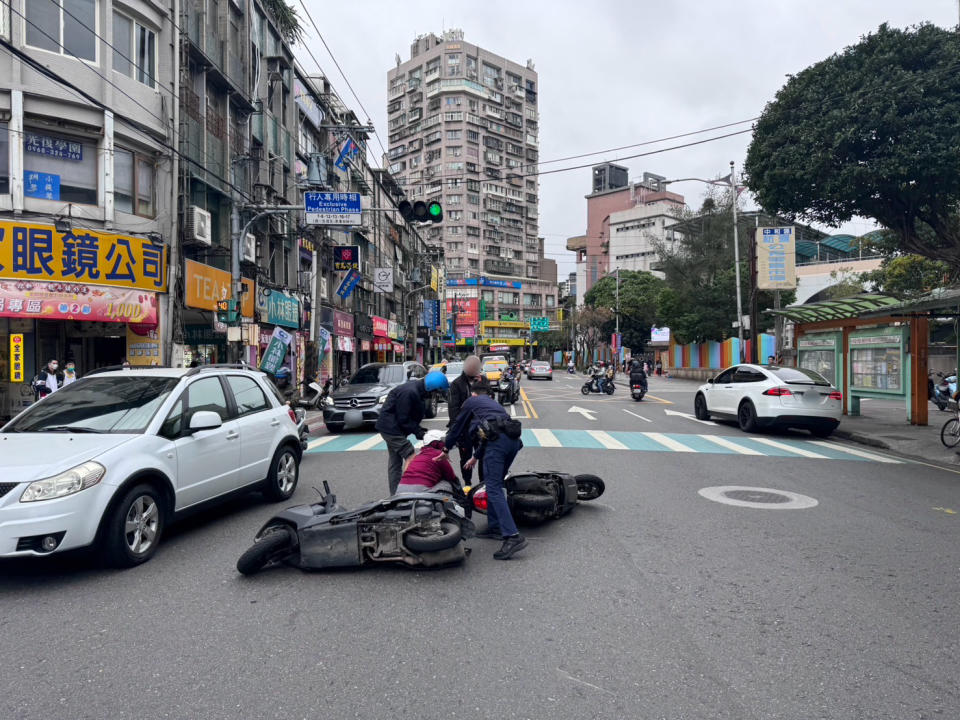 中和路與廣福路口機車碰撞車禍，中和所員警接獲110通報立即到場晉級處置。(記者戴昱弘翻攝)