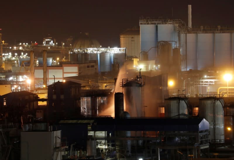 Un incendio en una fábrica química después de una explosión en la fábrica de Tarragona, España, el 14 de enero de 2020