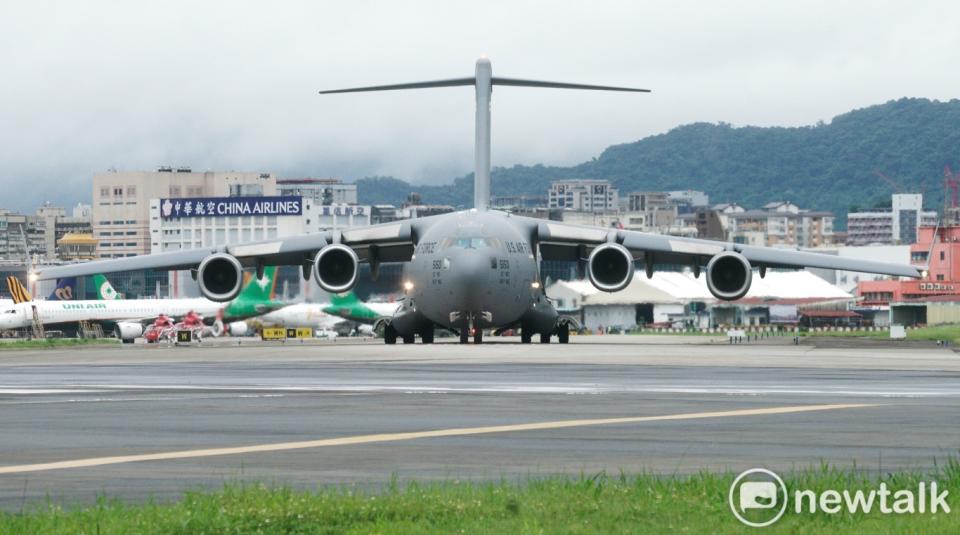 美軍C-17運輸機上午11時左右從松山機場起飛。   圖：張良一/攝