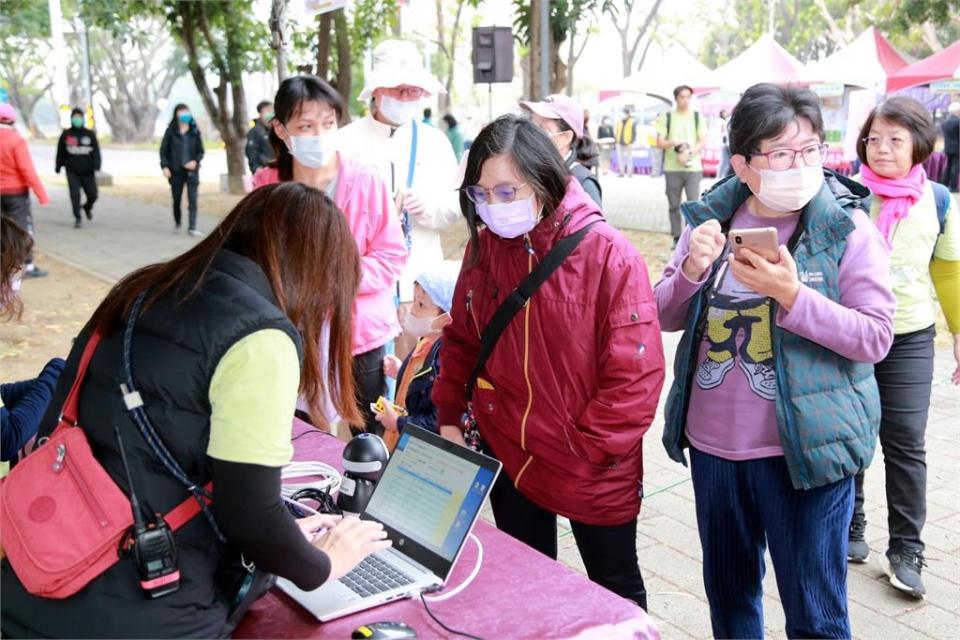 「人人享腎健康」健走  黃偉哲：行動醫院全民健檢護腎