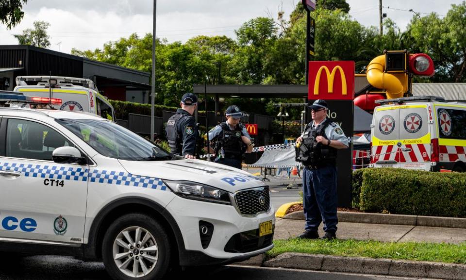 Oficiales de policía en la escena del apuñalamiento de un paramédico en Campbelltown, Sydney