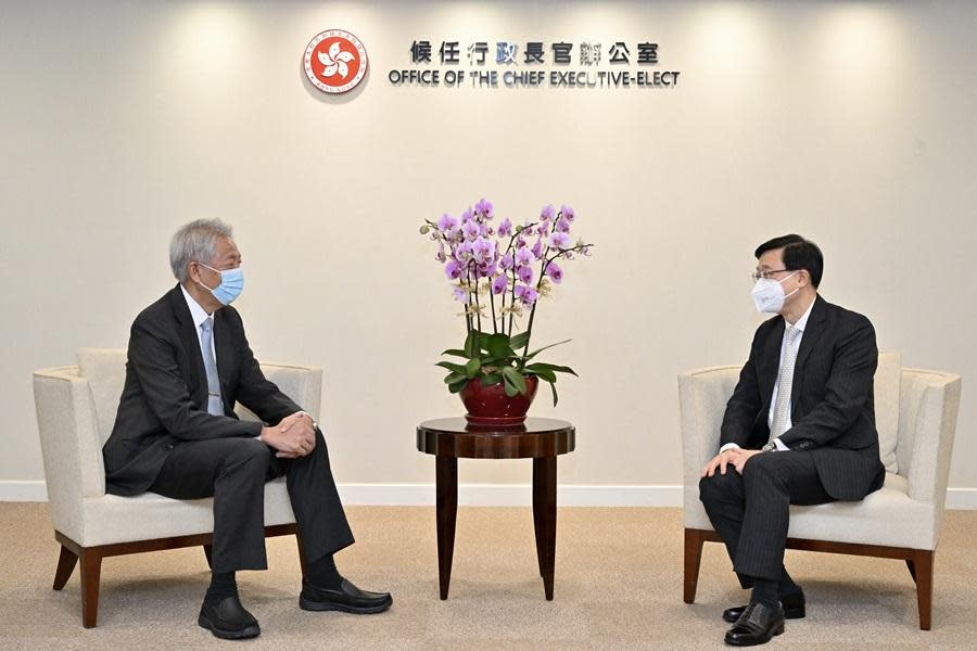李家超向張志賢介紹新一屆政府的施政理念及香港未來發展方向。(政府新聞處圖)