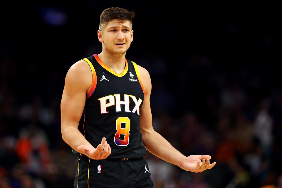 Phoenix Suns guard Grayson Allen (8) reacts to a play during the second quarter against the Sacramento Kings at Footprint Center in Phoenix on Jan. 16, 2024.