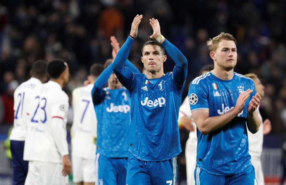 Cristiano Ronaldo saluda a los seguidores de la Juventus desplazados a Turín tras el partido de ida de octavos de final de Champions. (Foto: Eric Gaillard / Reuters).