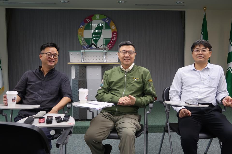 民進黨秘書長羅文嘉、主席卓榮泰、副秘書長郭昆文（由左至右）。   圖：林朝億/攝