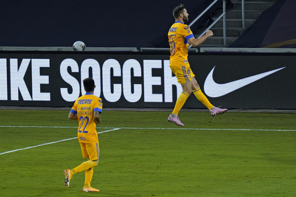 El francés André Pierre Gignac salta para festejar uno de sus tantos con los Tigres de México ante el Olimpia de Honduras, el sábado 19 de diciembre de 2020, en la semifinal de la Liga de Campeones de la Concacaf. El encuentro se realizó en Orlando, Florida (AP Photo/John Raoux)