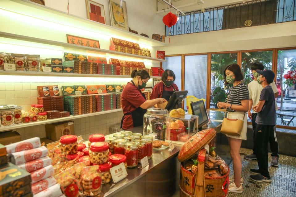 People shop for baked pastries at Fung Wong Biscuits on Petaling Street in Kuala Lumpur January 21, 2023. ― Picture by Yusof Mat Isa