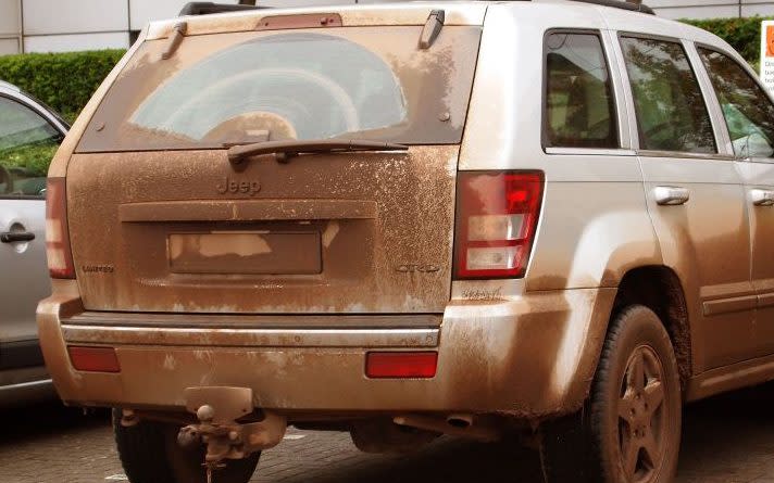 muddy Jeep SUV 4x4 - Media Mogul/Alamy