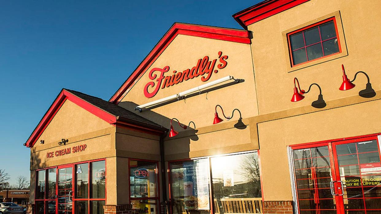 <div>MOORESTOWN, NEW JERSEY, UNITED STATES - 2012/04/04: Friendlys restaurant. (Photo by John Greim/LightRocket via Getty Images)</div>