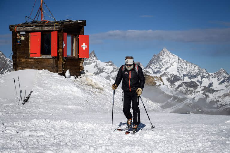 A photograph taken on November 28, 2020 shows a hut with shutters decorated with the Swiss cross near the 3,480-metre high Rifugio Guide del Cervino refuge at Testa Grigia peak between Zermatt Switzerland and Breuil-Cervinia, Italy. - Way up in the snowy Alps, the border between Switzerland and Italy has shifted due to a melting glacier, putting the location of an Italian mountain refuge in dispute. The border line runs along the drainage divide -- the point at which meltwater will run off down either side of the mountain towards one country or the other. But the Theodul Glacier's retreat means the watershed has crept towards the Rifugio Guide del Cervino, by the 3,480-metre high Testa Grigia peak -- and is gradually sweeping underneath the building. (Photo by Fabrice COFFRINI / AFP)