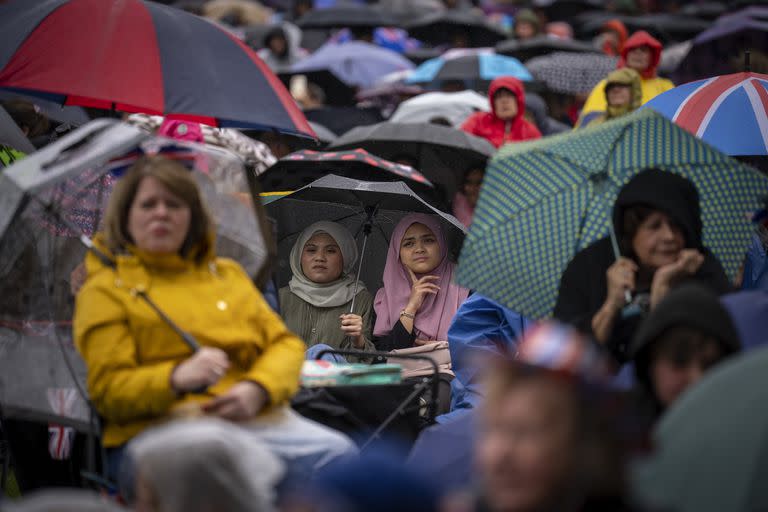 Seguidores de la realeza observan la ceremonia de coronación del rey Carlos III de Gran Bretaña en una pantalla en Hyde park, en Londres, el sábado 6 de mayo de 2023. 