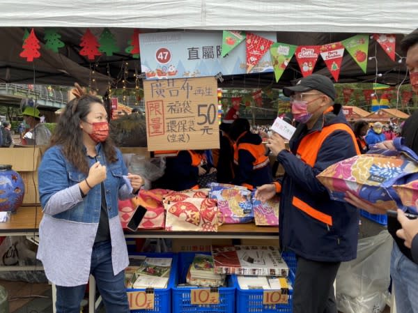 新北市連續7年辦理「耶誕環保挖寶趣」跳蚤市場，活動攤位有眾多二手好物供民眾挑選，循環再利用。   圖：新北市環保局提供