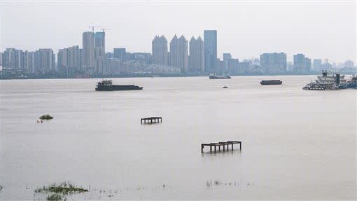 中國南部地區暴雨大量淡水注入海洋，導致海水鹽度下降。（圖／翻攝自新華視點微博）