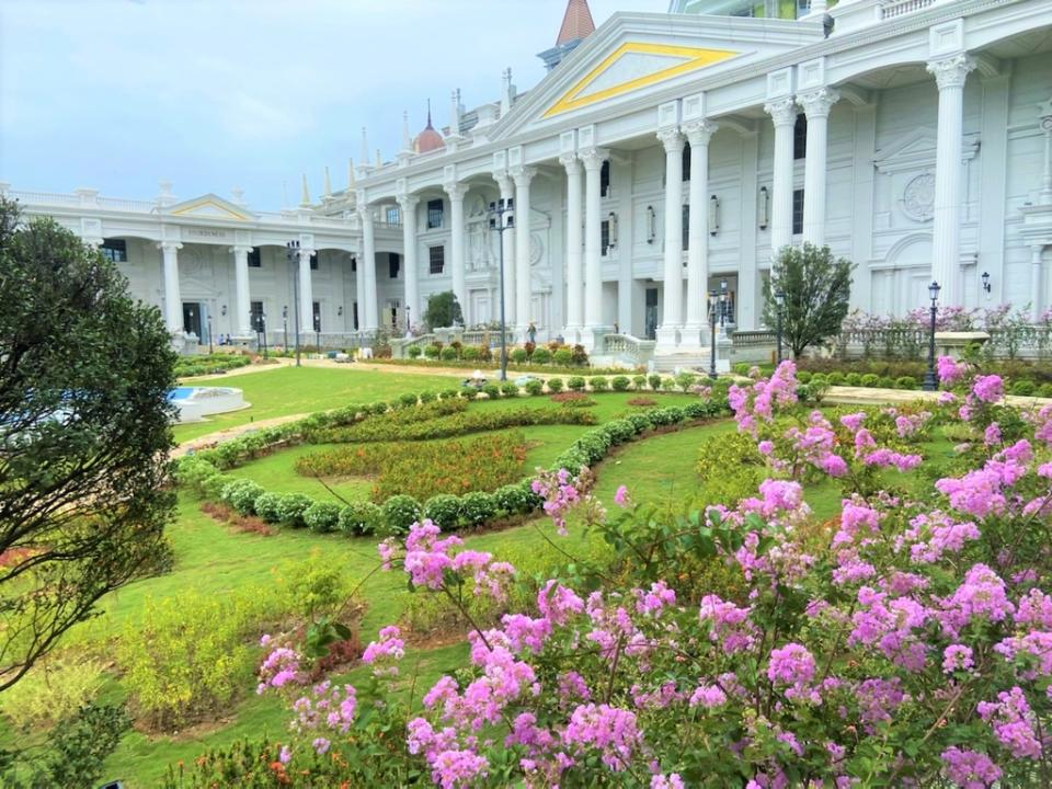 布萊恩花園廣場，佐登妮絲城堡擁有19處打卡點，全園區以巴洛克式建築構成充滿典雅浪漫氛圍，讓你一秒到歐洲