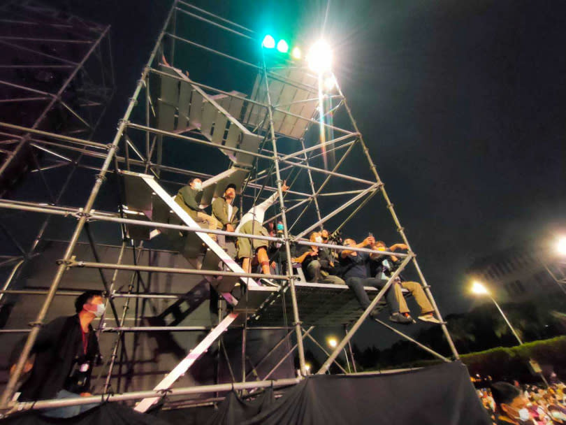 民進黨「為台灣鼓舞」大型造勢活動，給攝影記者採訪用的鷹架高台，沒有任何防護措施，險象環生。（圖／讀者提供，請勿單獨截圖引用）