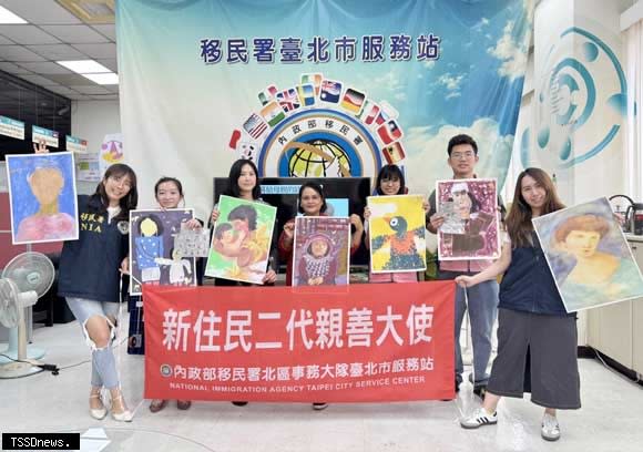 移民署臺北市服務站舉辦「新住民二代親善大使培訓」之壓克力繪畫課程，提前慶祝母親節。