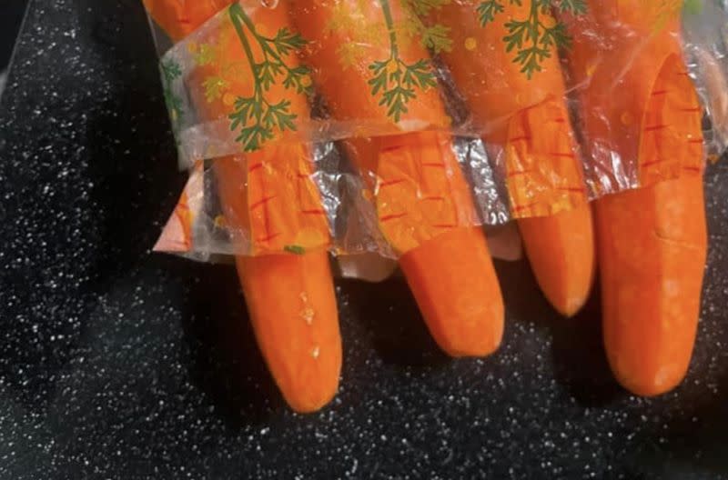 ▲一名網友到全聯購買紅蘿蔔時，回家開袋發現竟早已全部被削皮完畢。（圖／翻攝自臉書「我愛全聯-好物老實説」）