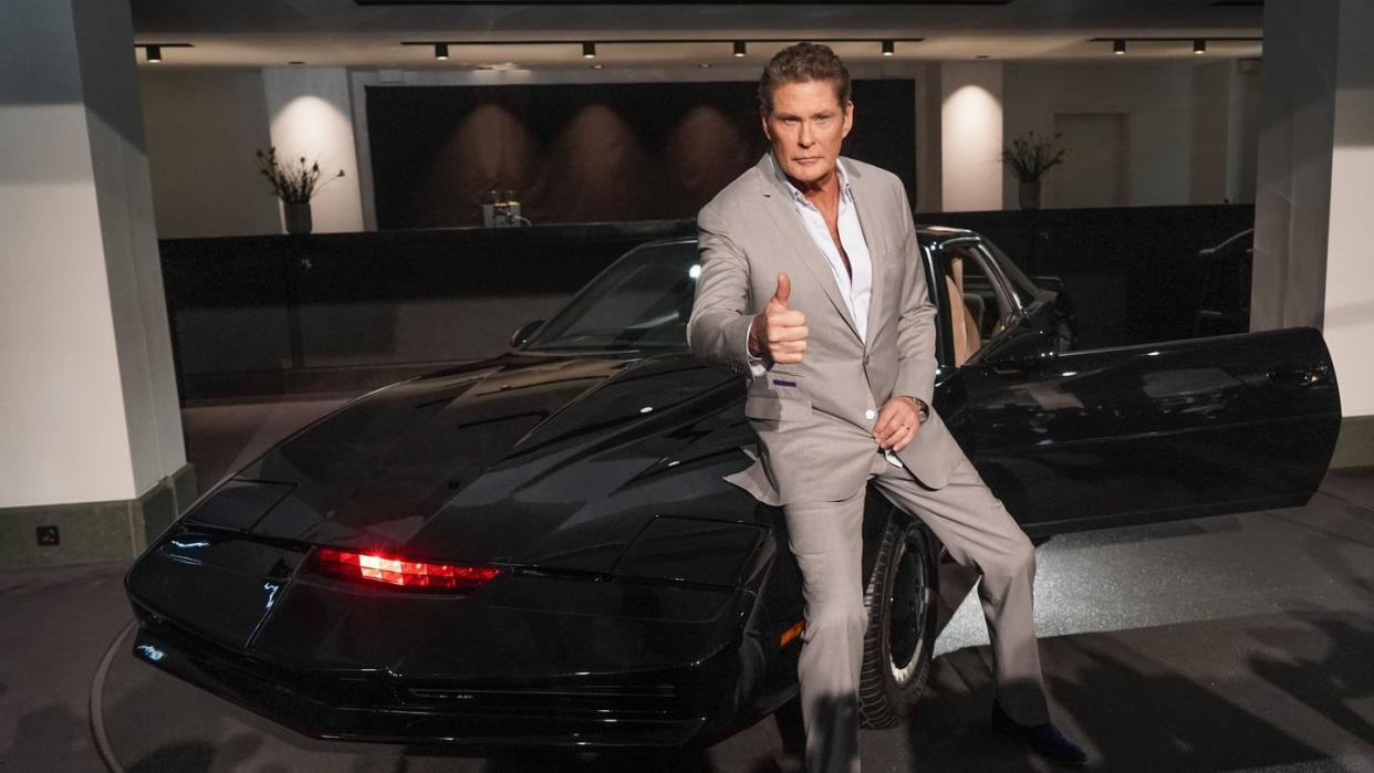 Der US-Sänger und Schauspieler David Hasselhoff vor dem legendären Sportwagen K.I.T.T. aus der Serie «Knight Rider».