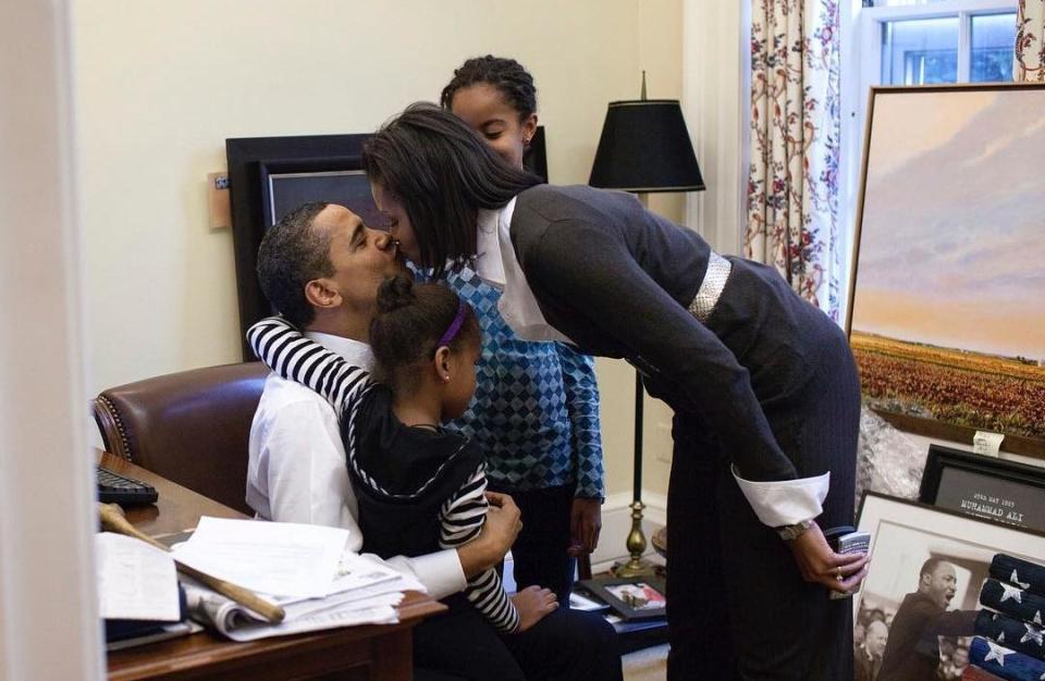 前美國總統歐巴馬夫妻有兩個女兒。（東方IC）