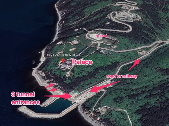 Eine Luftaufnahme der Palastanlage und der drei Tunneleingänge. - Copyright: Google Earth; annotations by Insider