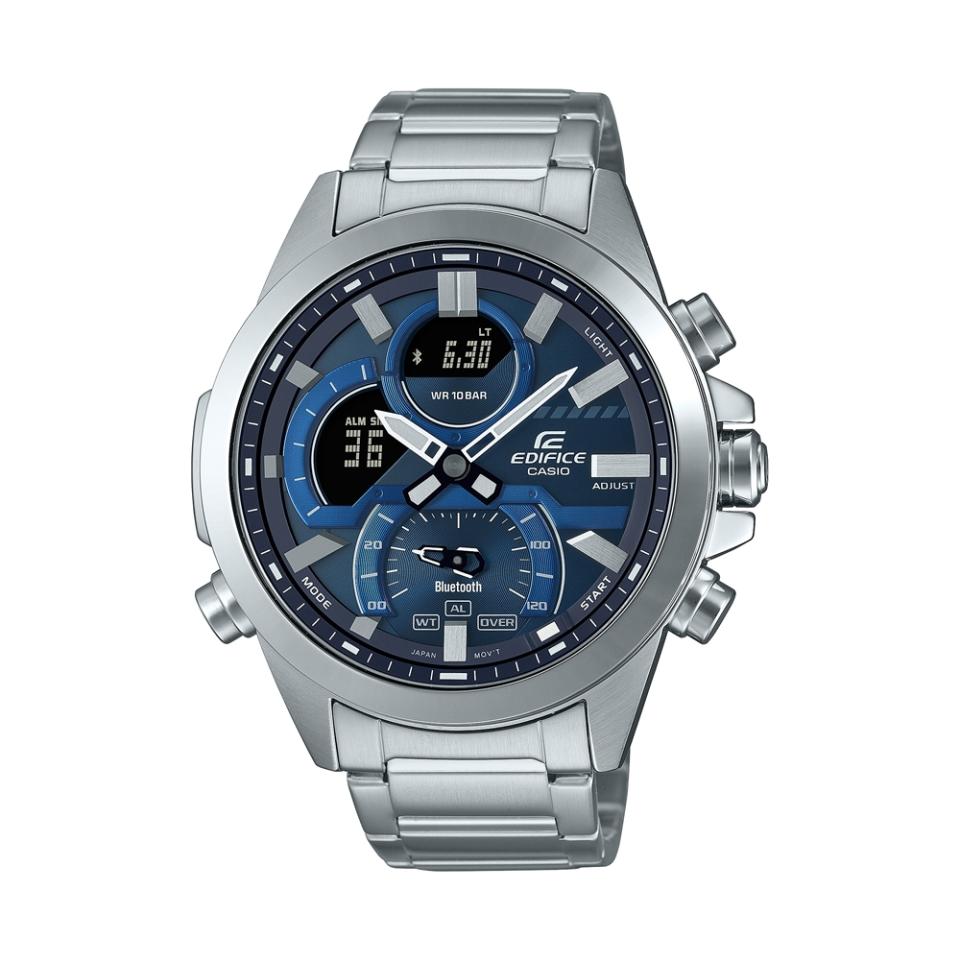 ▲CASIO EDIFICE 藍牙 排程計時器 賽車運動錶 ECB-30D-2A，紳士藍與金屬銀配色科技感十足。（圖片來源：Yahoo購物中心）