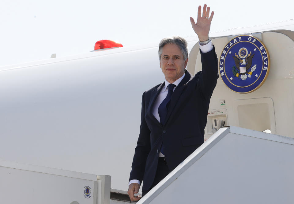 US-Außenminister Antony Blinken winkt, während er nach dem G7-Außenministergipfel auf der Insel Capri an Bord eines Flugzeugs geht (Bild: Ciro De Luca/Pool Reuters/AP/dpa)