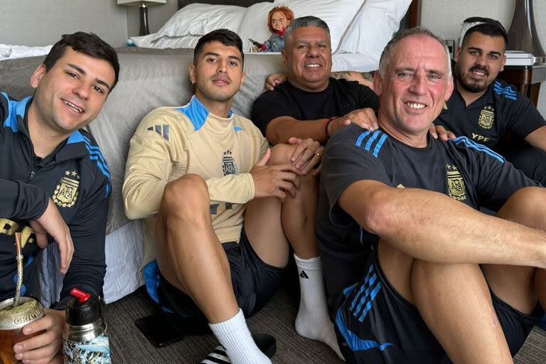 "Ni Chucky se perdió el mate" posteó Claudio Tapia en la foto que lo acompañan Federico Cuedo, Exequiel Palacios, Washington Tapia y Ricardo Gortari