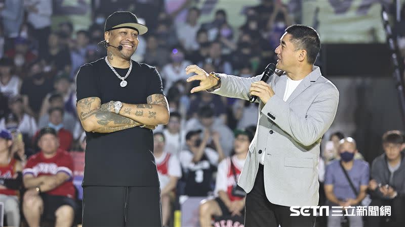 艾佛森（Allen Iverson）和主持人吳大維在見面會上對談。（圖／記者劉彥池攝影）